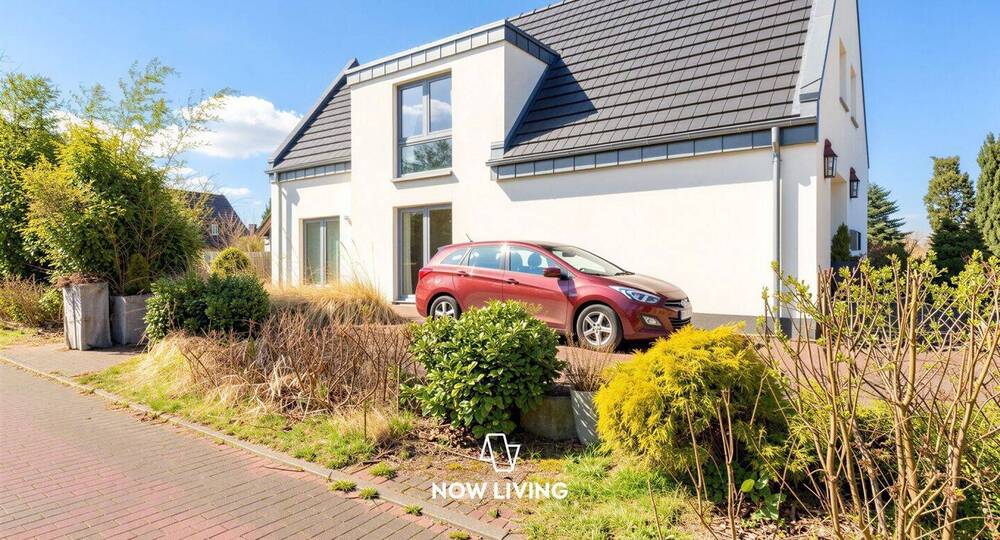 Thumbnail-Großzügiges Einfamilienhaus mit Garten und geplantem Anbau im hinteren Grundstücksteil