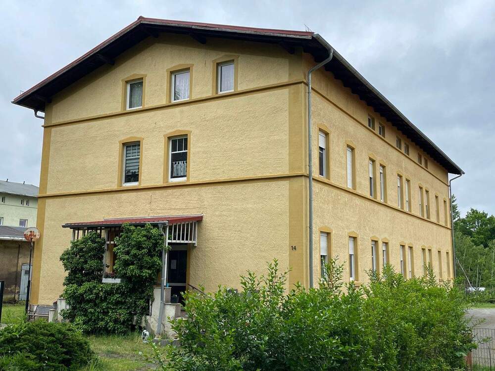 Thumbnail-Großzügiges Mehfamilienhaus mit Gartenflächen und ausreichen Nebengebäuden in Lauchhammer