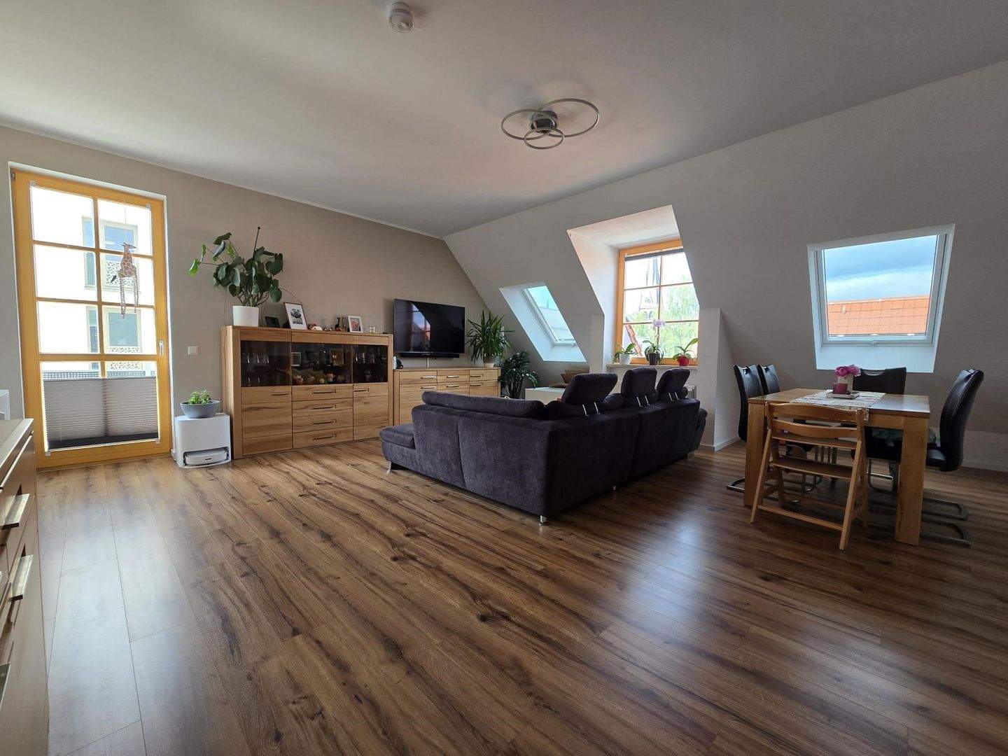 Thumbnail-großzügige 4-Zimmer Dachgeschosswohnung mit Südbalkon in zentraler Lage zu vermieten!!