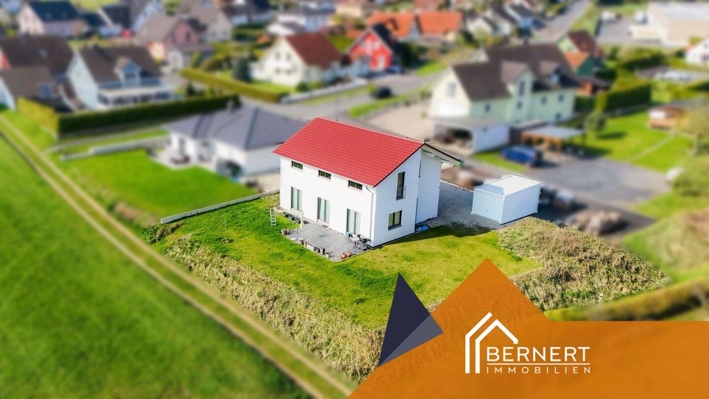 Thumbnail-Architektur trifft Effizienz-Neubauhaus aus 2022 mit klarer Linie und hervorragender Energieklasse A