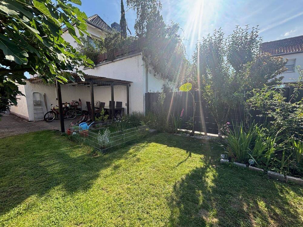Thumbnail-Sanierungsprojekt :: Großzügiges Zweifamilienhaus mit Garage und Garten (H 549-A) ::