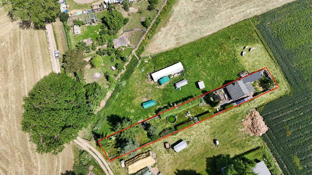 Thumbnail-toller Garten mit massivem Gartenhaus und Terrasse