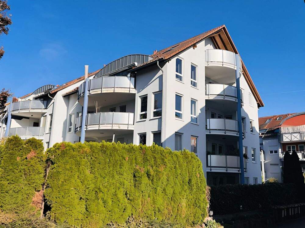 Thumbnail-Sehr helle 3,5 Zimmer-Wohnung mit GartenTerrasseStellplatz in der Tiefgarage und Außenstellplatz