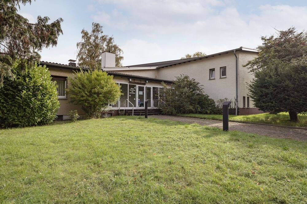 Thumbnail-Ensemble auf Erbpachtgrundstück: Gemeindehaus & Pfarrhaus mit Grün- und Hoffläche