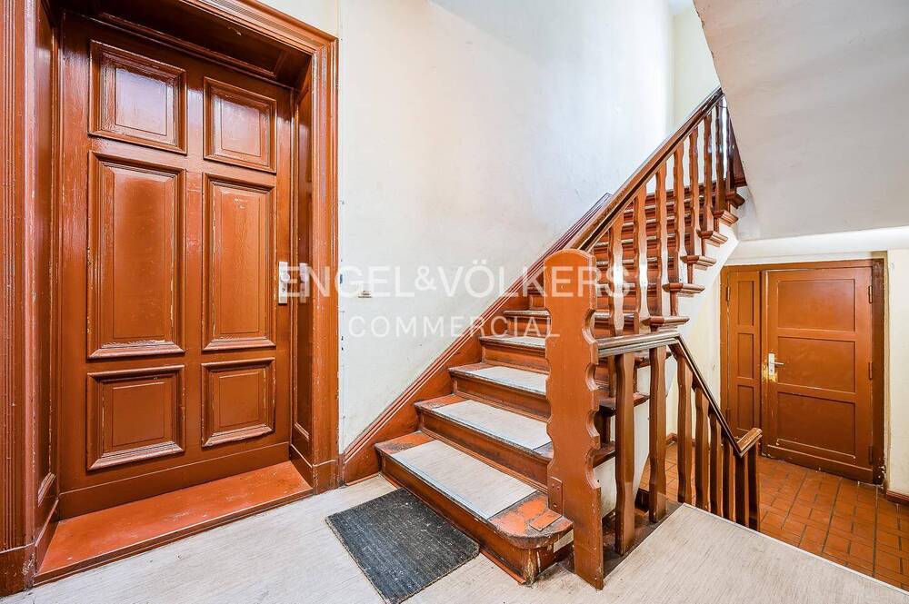 Thumbnail-Aufgeteiltes Mehrfamilienhaus in ruhiger Seitenstraße