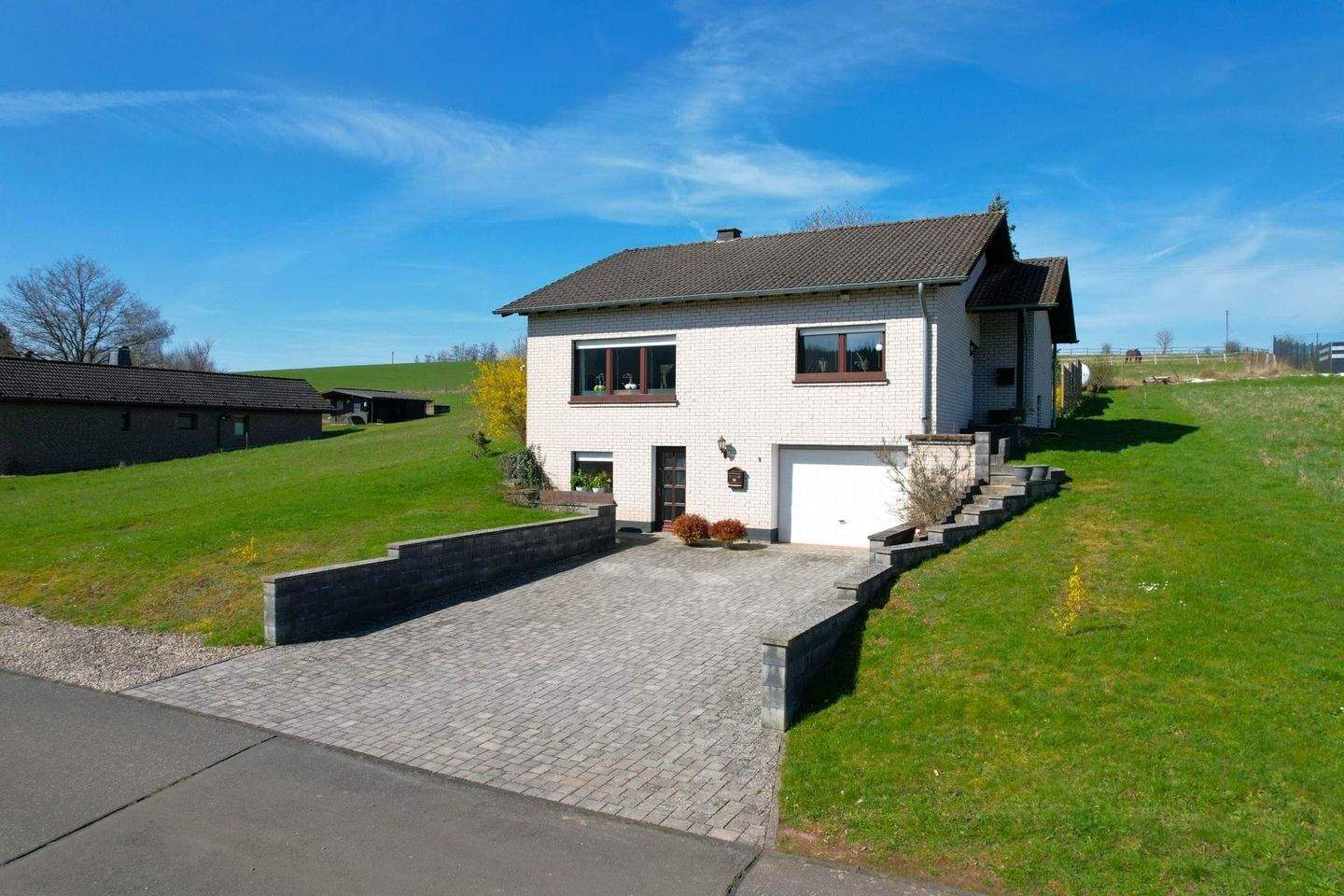 Thumbnail-RESERVIERT Ruhig gelegenes, freistehendes Einfamilienhaus + 2 zusätzliche Baugrundstücke, mit überdachter Terrasse, Garage und herrlicher Aussicht