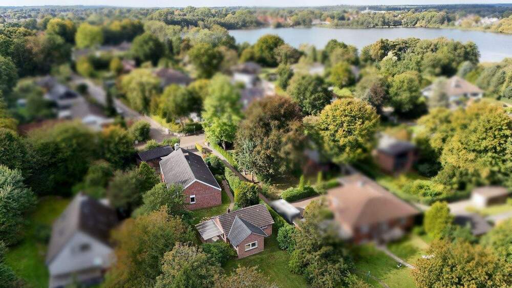 Thumbnail-Einfamilienhaus & Nebengebäude mit einem sehr großen Grundstück in bevorzugter Lage