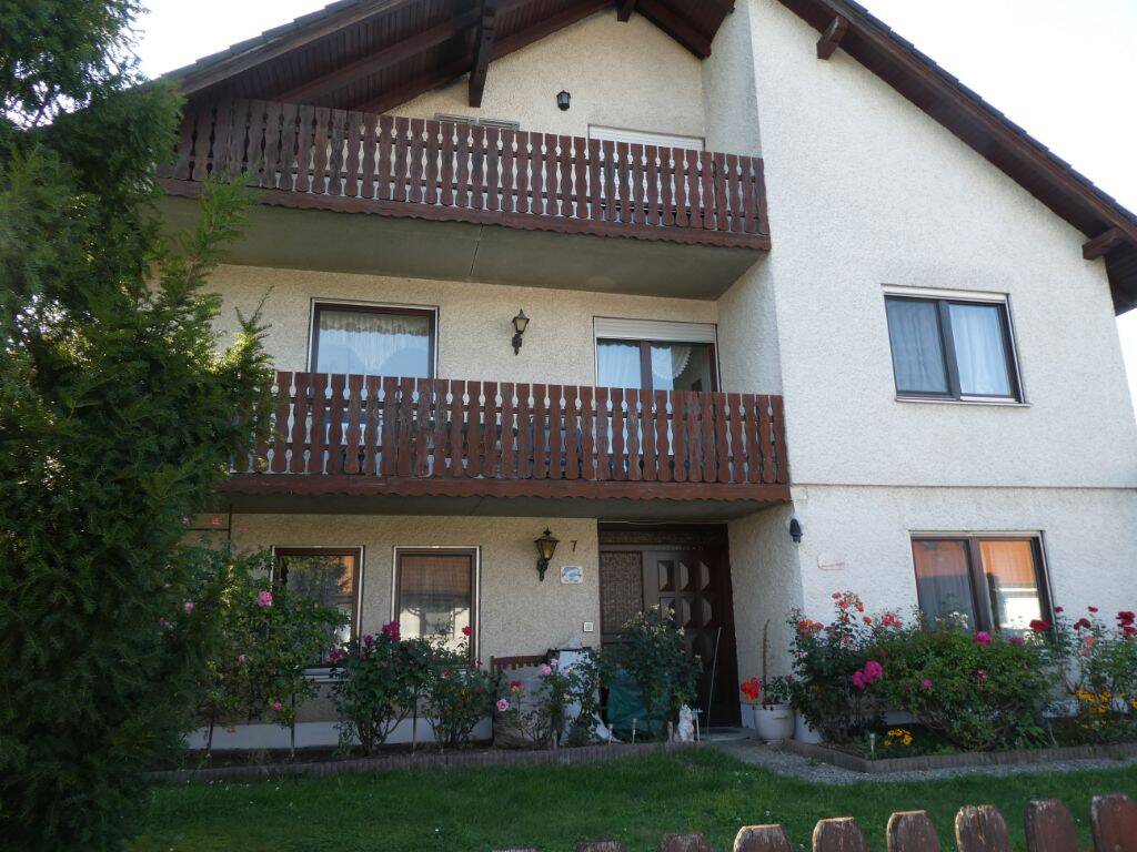 Thumbnail-Einfamilienhaus, WF ca. 250 qm, NF ca. 300 qm, Doppelgarage, Wohnen und Arbeiten und 599 qm Grund. Großer Balkon und Loggia