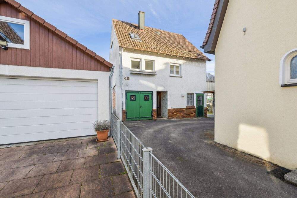 Thumbnail-Einfamilienhaus mit Garage und großem Entwicklungspotenzial