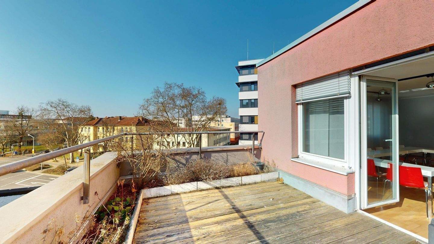 Thumbnail-Stilvolle Dachgeschosswohnung mit sonniger Gartenterrasse und Tiefgaragenstellplatz am Holzhofpark