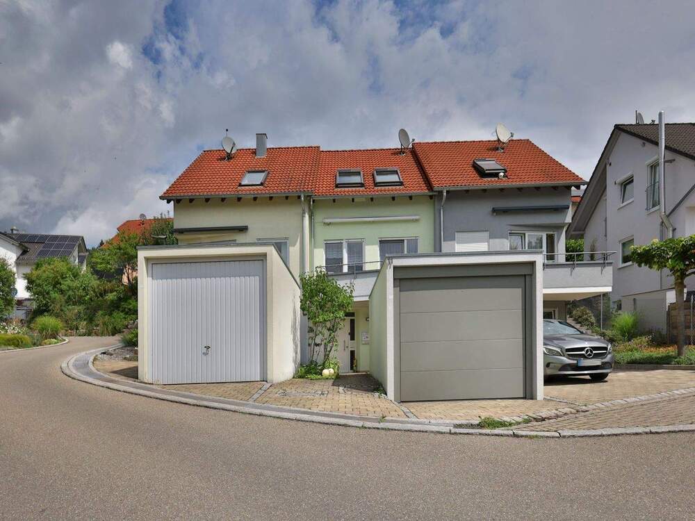 Thumbnail-Ideal für Paare & kleine Familien: Gepflegtes RMH mit Terrasse, Balkon und Garage