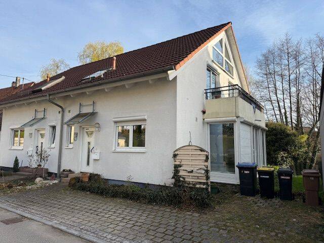 Thumbnail-Sofort frei! Niedrigenergiehaus! Familienfreundliche DHH mit 5,5 Zi., Hobbyraum, Garten u. 2 Kfz.-Stpl. in ruhiger Wohnlage!