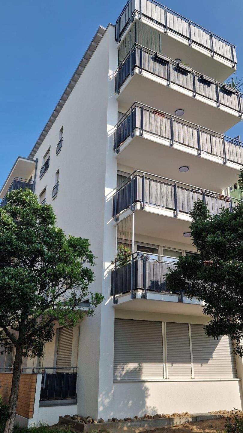 Thumbnail-schickes Mehrfamilienhaus mit Aufzug, Balkonen sowie Stellplätzen