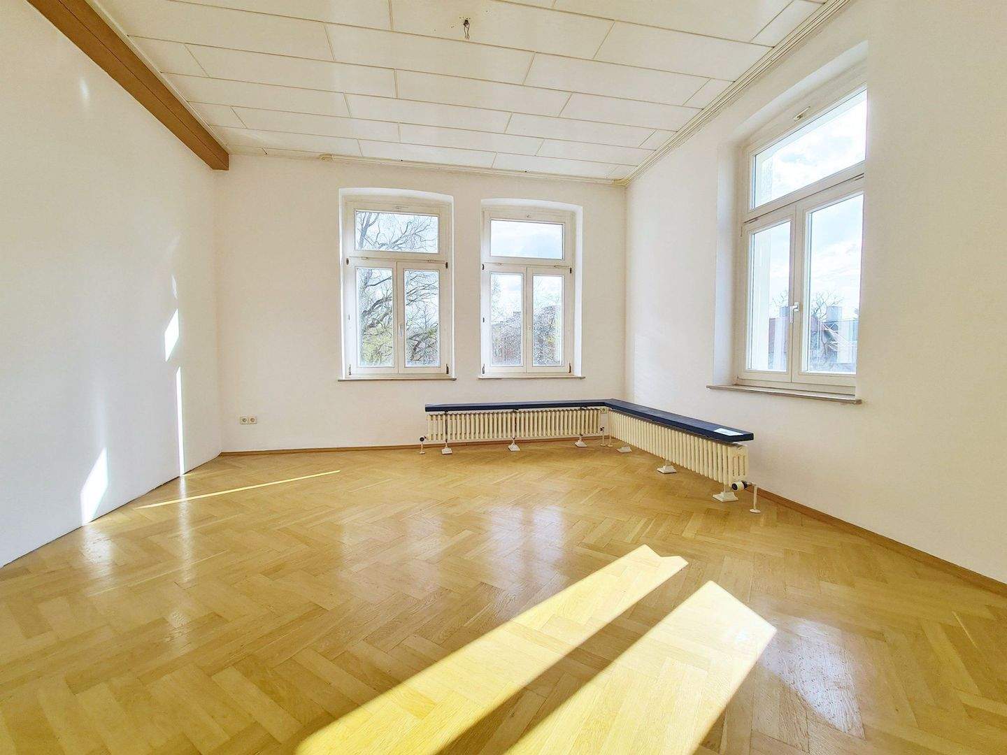 Thumbnail-Stilvolle Wohnung mit Parkettboden und zwei Bädern