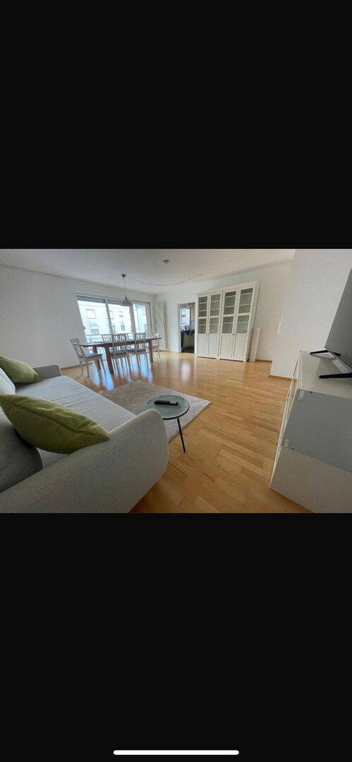 Wohnzimmer mit Balkon
