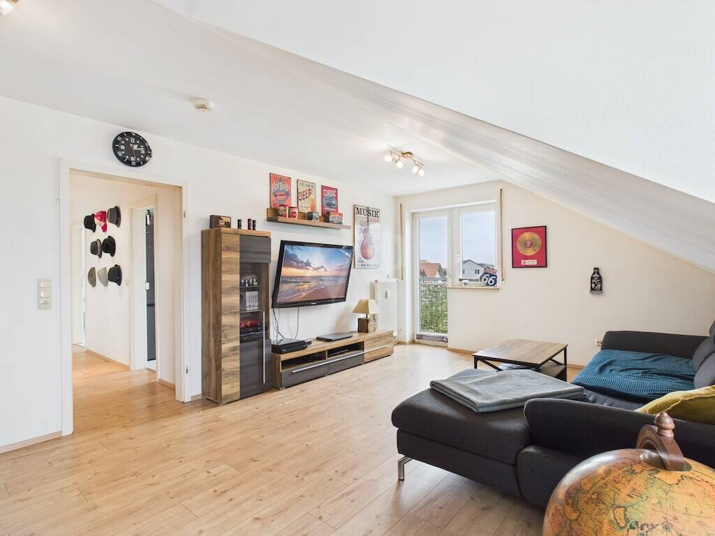 Thumbnail-Großzügige, gepflegte 2 ZKB Dachgeschosswohnung mit Balkon