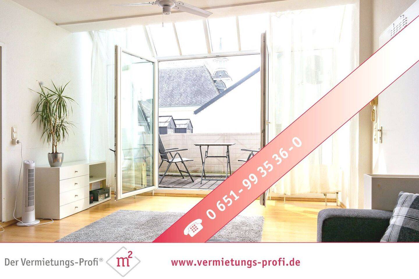 Wohnzimmer mit Balkon