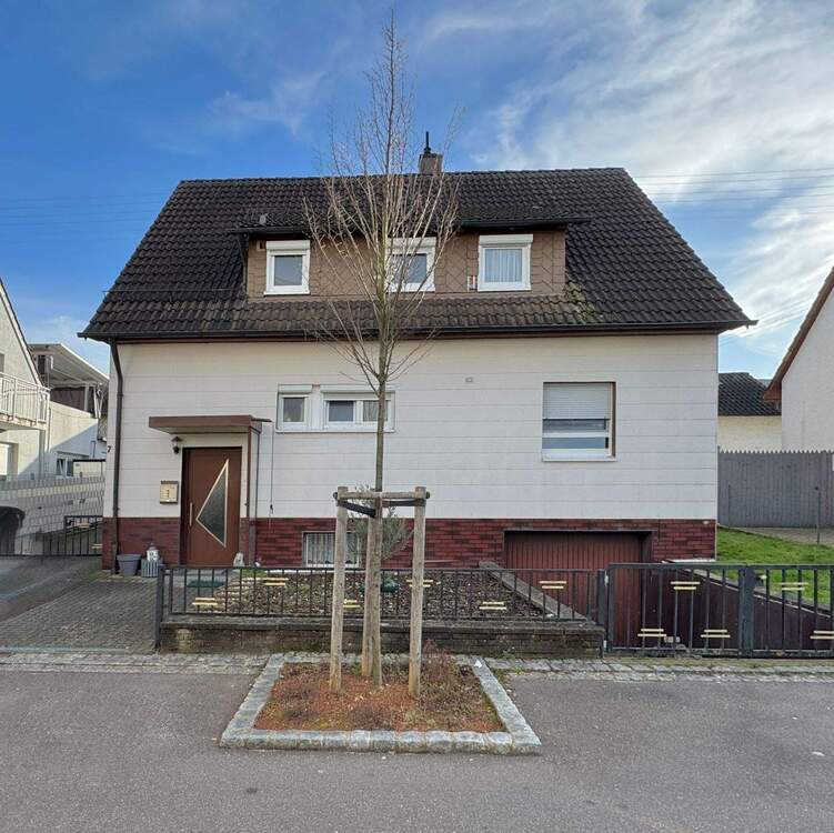 Thumbnail-Modernisiertes Ein- Zweifamilienhaus mit Garten