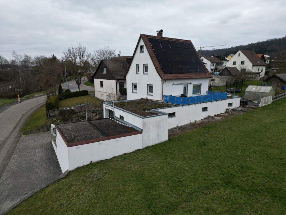 Thumbnail-Helles 4,5 Zi. Einfamilienhaus mit großem Garten plus 130 m² vermietete Gewerbefläche