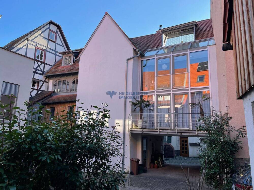 Rückseite mit Glasfront und Balkon