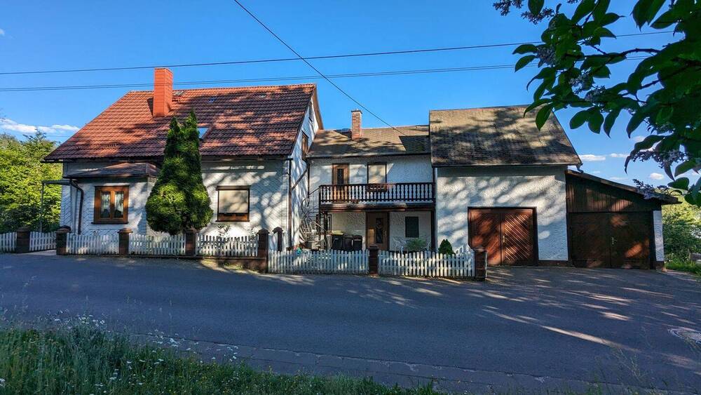 Thumbnail-Einfamilienhaus mit Blick auf die umliegenden Gewässer.