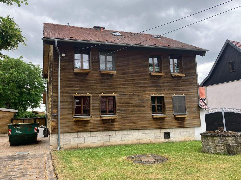 Vorderansicht mit Brunnen