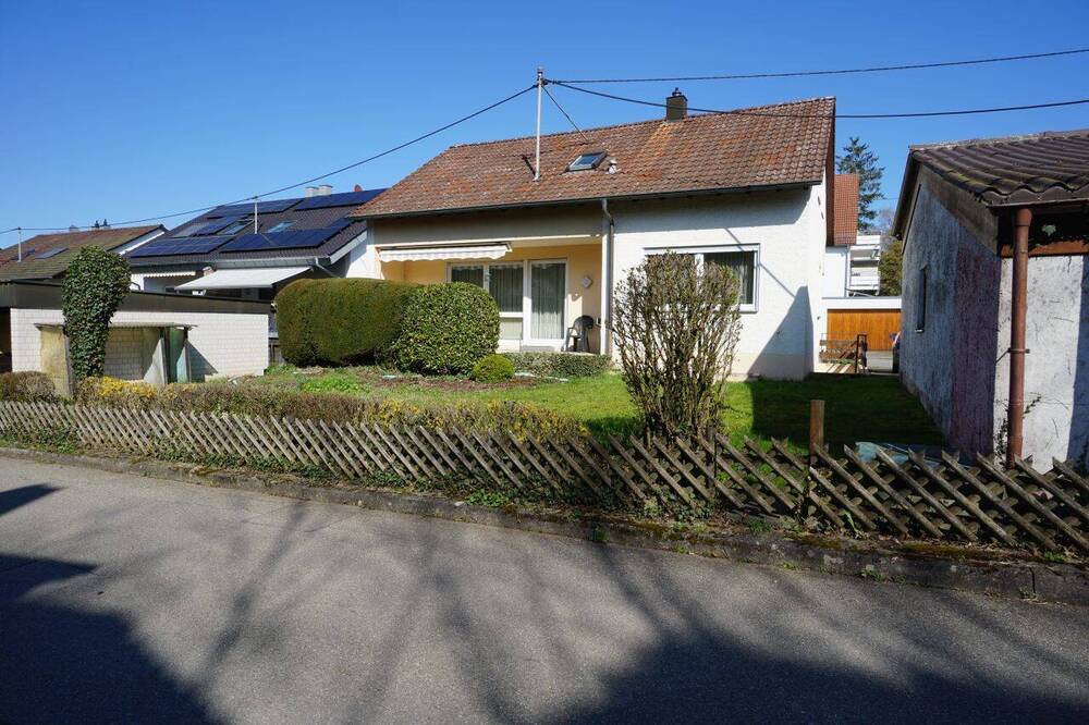 Thumbnail-Freistehendes Einfamilienhaus mit schönem Garten und Garage in Ortsrandlage