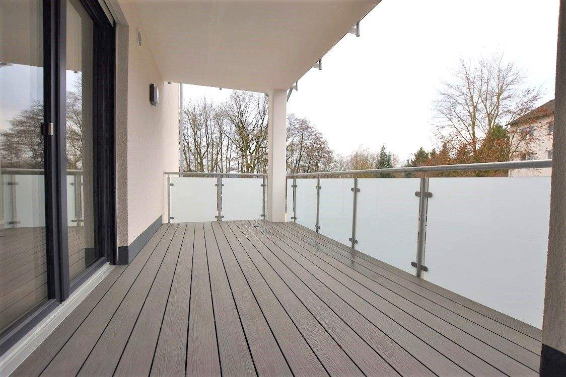 großer überdachter Balkon.JPG