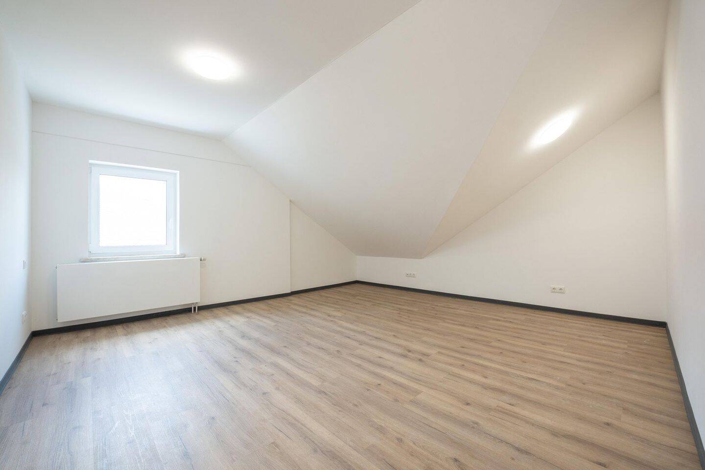 Thumbnail-Frisch renovierte 4-Zimmer-Dachgeschosswohnung mit ca. 129 m² Wohnfläche