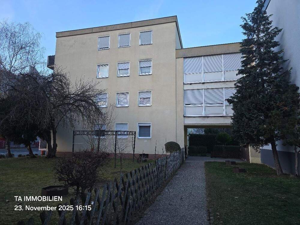 Thumbnail-Moderne 3-Zimmer-Wohnung mit Balkon in Nürnberg