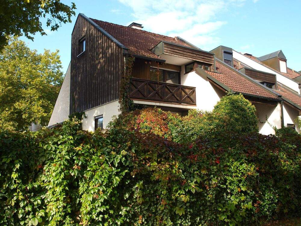 Thumbnail-Top Lage - viel Potenzial - 2 Garagen! Älteres REH mit viel Platz und Split-Level-Bauweise!