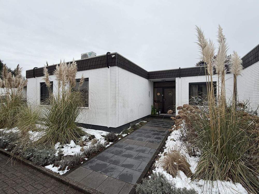 Thumbnail-Lichtdurchfluteter Premium-Bungalow mit offenem Wohnkonzept und Kamin auf Erbpachtgrundstück