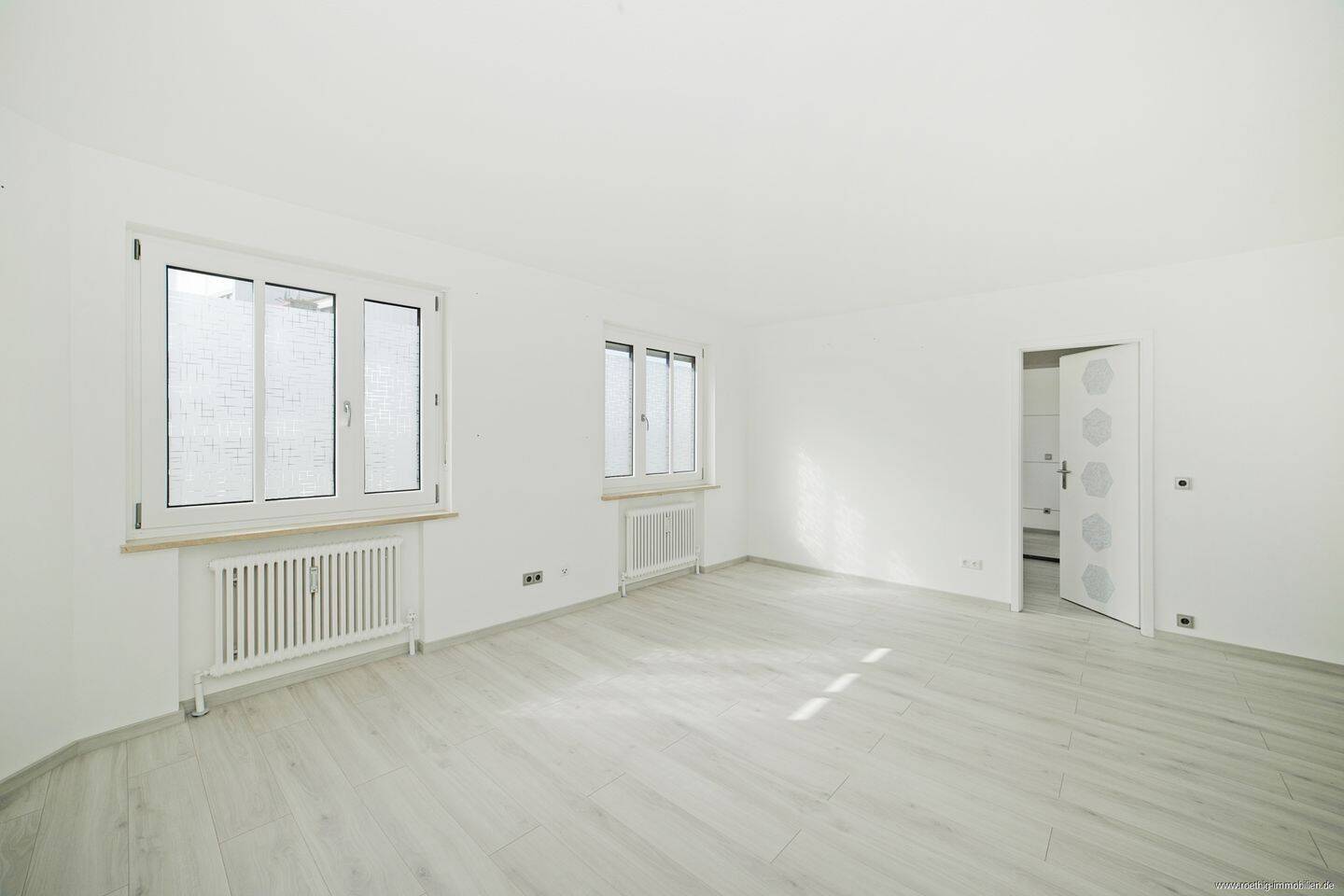 Thumbnail-Möbliertes Wohnen in Kirchheim bei München! Stilvolle 2-Zimmer-Wohnung im 3.OG mit TG-Stellplatz!