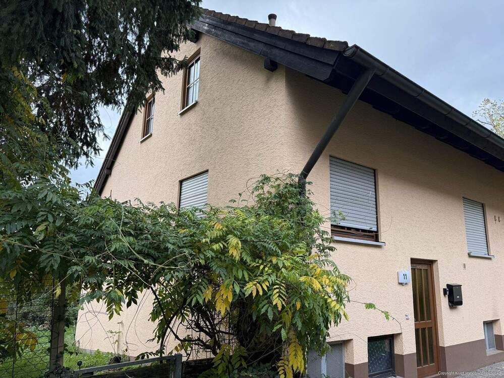 Thumbnail-Doppelhaushälfte, 121 m² Wfl, 3 Wohnebenen, 5 Schlafzi., 229 m² Grund in Höchstadt Mitte