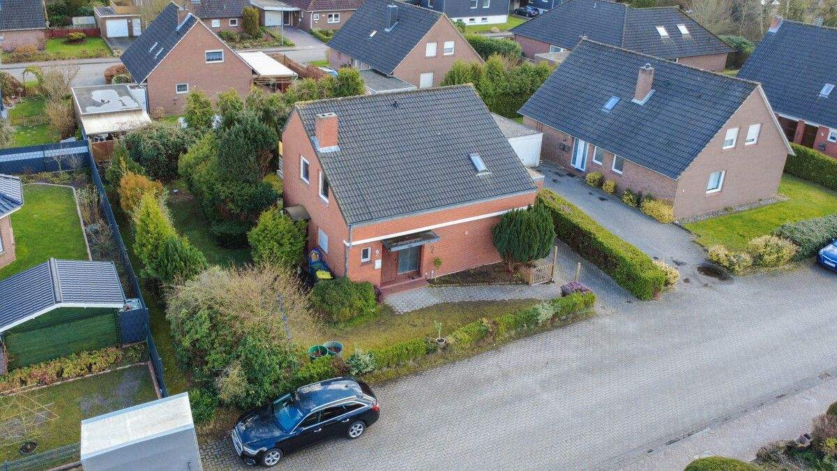 Thumbnail-Einfamilienhaus in Aurich - Sanierungsobjekt mit Garage, Terrasse und Balkon
