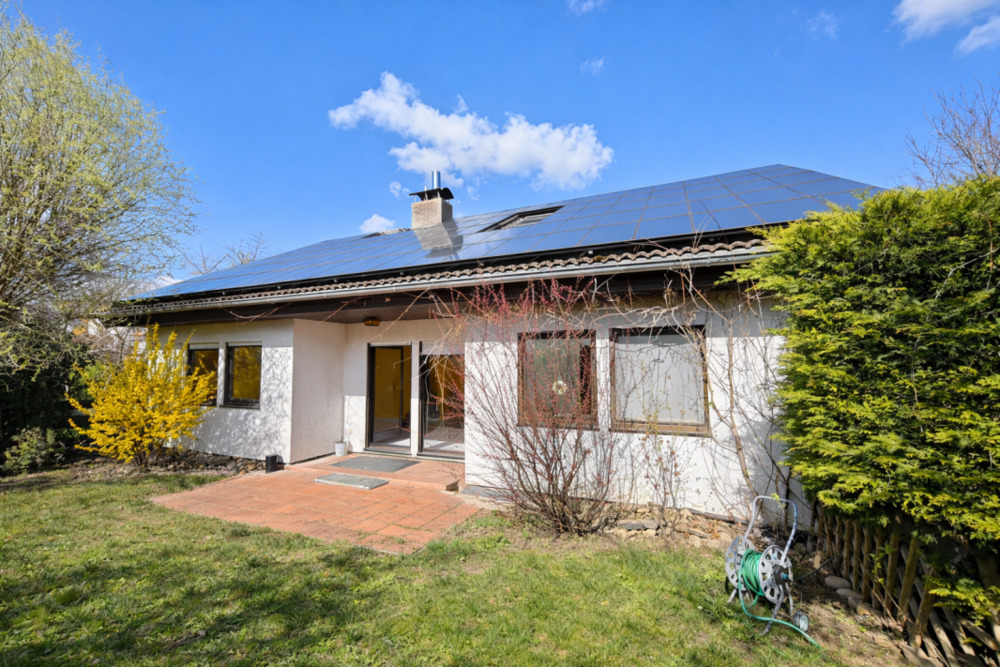 Thumbnail-Bungalow mit Einliegerwohnung, 2 Garagen und großem Garten