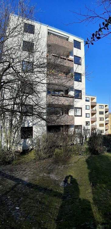Thumbnail-Großzügige Eigentumswohnung im 4. OG mit Fahrstuhl, Balkon und traumhaftem Blick über den Teutoburger Wald - 5 ZKB, Gäste-WC, Balkon und Garage