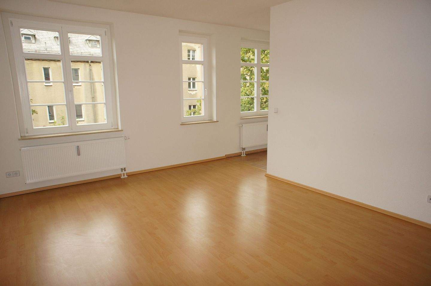 Thumbnail-1. OG mit Laminat - Bad mit Wanne und offener Küche !