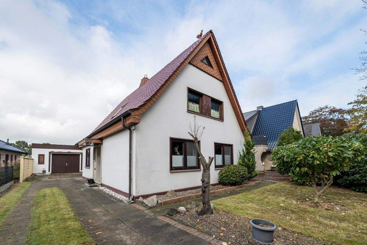 Thumbnail-Einzigartiges Einfamilienhaus in Debstedt: Geräumiges Wohnen mit zwei Garagen und großem Grundstück