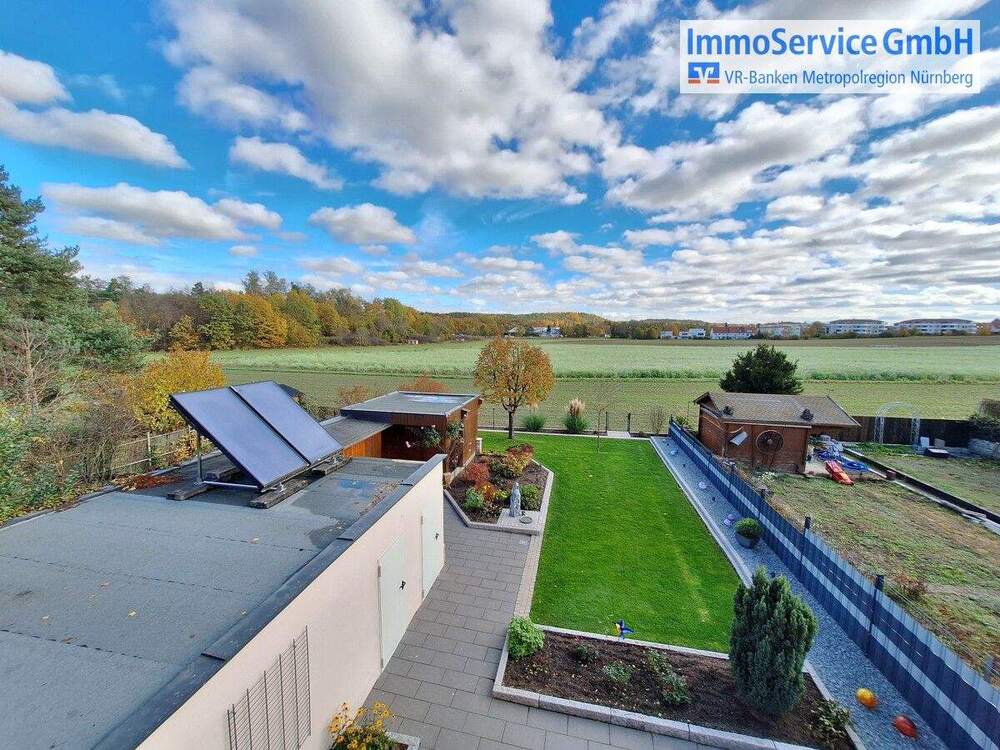 Thumbnail-Freiwerdendes Zweifamilienhaus mit Garage in Toplage am Feldrand