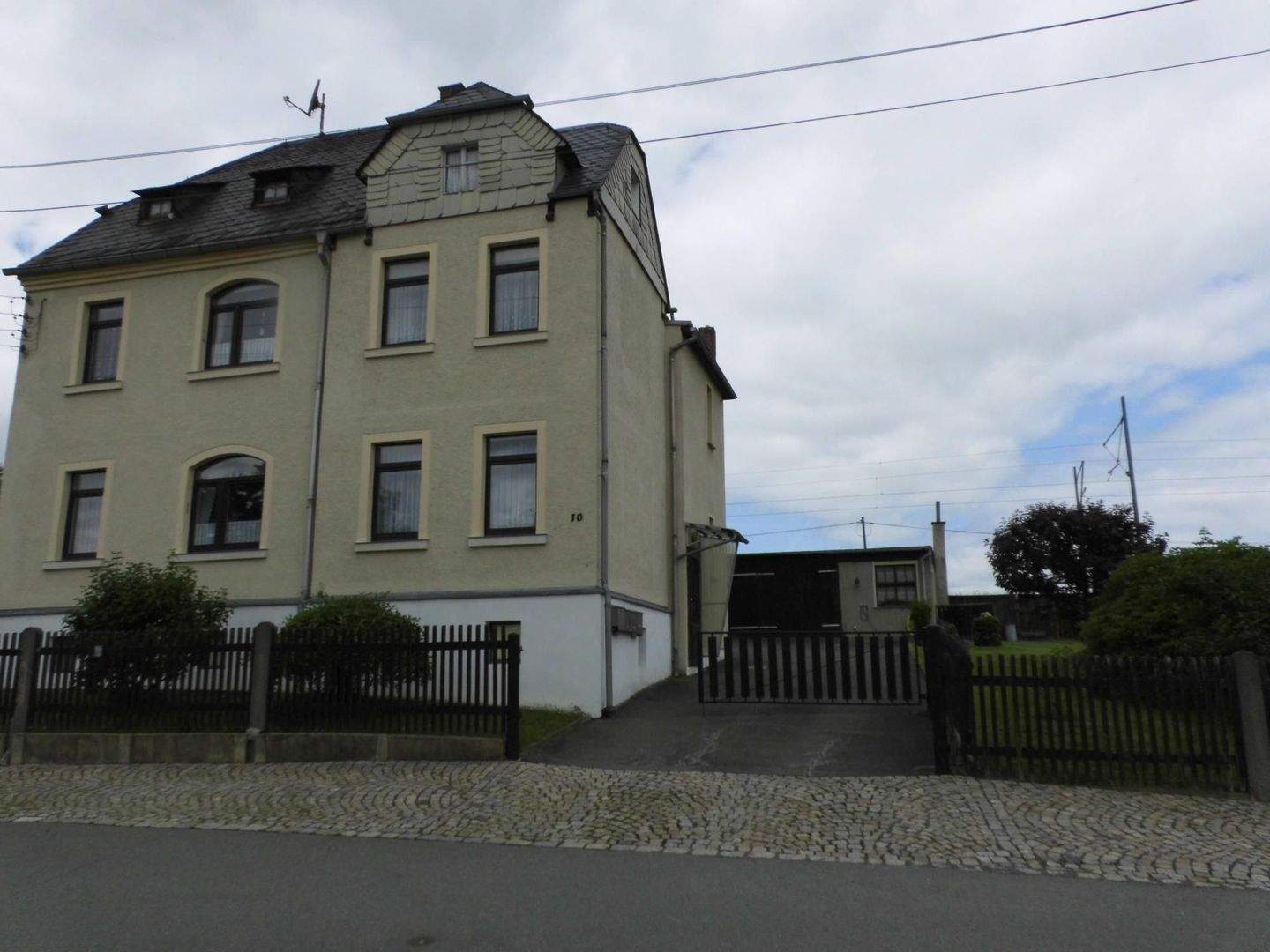 Thumbnail-Teilsaniertes Mehrfamilienhaus mit viel Nebengelass und großem Grundstück in ländlicher Lage - ideal für Handwerker o...