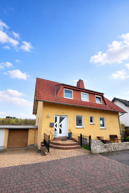 Thumbnail-Großzügiges Einfamilienhaus mit Weitblick, Garten und vielseitigem Raumangebot