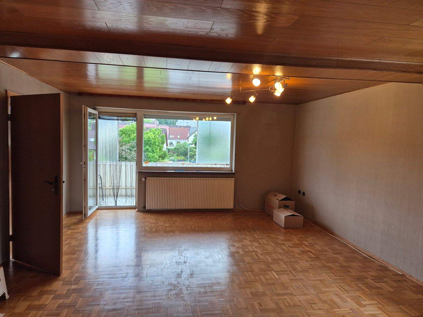 Wohnzimmer mit Blick zum Balkon.jpg