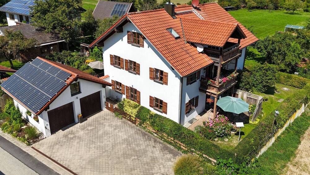 Thumbnail-Schönes Zweifamilienhaus mit ausgebautem Dachgeschoss im Außenbereich