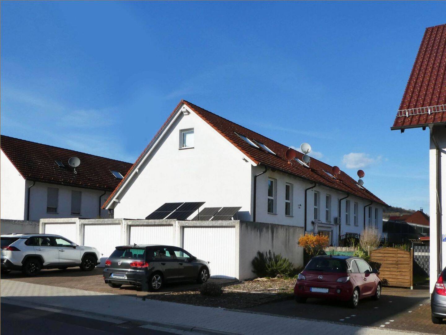 Thumbnail-AUMÜLLER-Immobilien - Freundliches Niedrig-Energie-Reihenendhaus mit Garage in Wächtersbach-Stadt