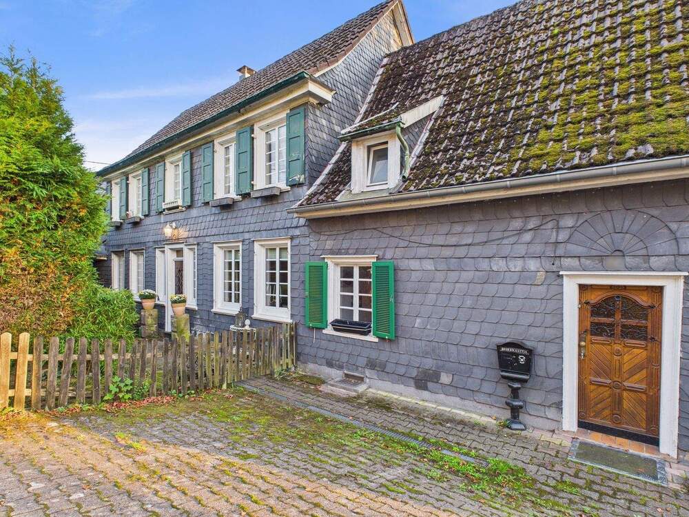 Thumbnail-Wohnen im Grünen: Zweifamilienhaus mit eigenem Wald und vielseitiger Lagerhalle