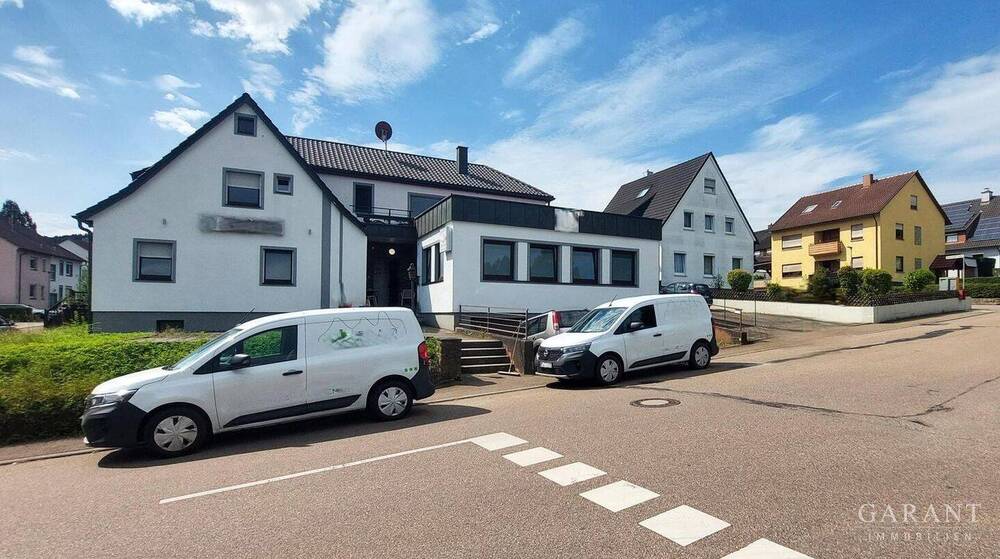 Thumbnail-Modernisiertes Mehrfamilienhaus mit vier Wohneinheiten, Garagen und Stellplätze