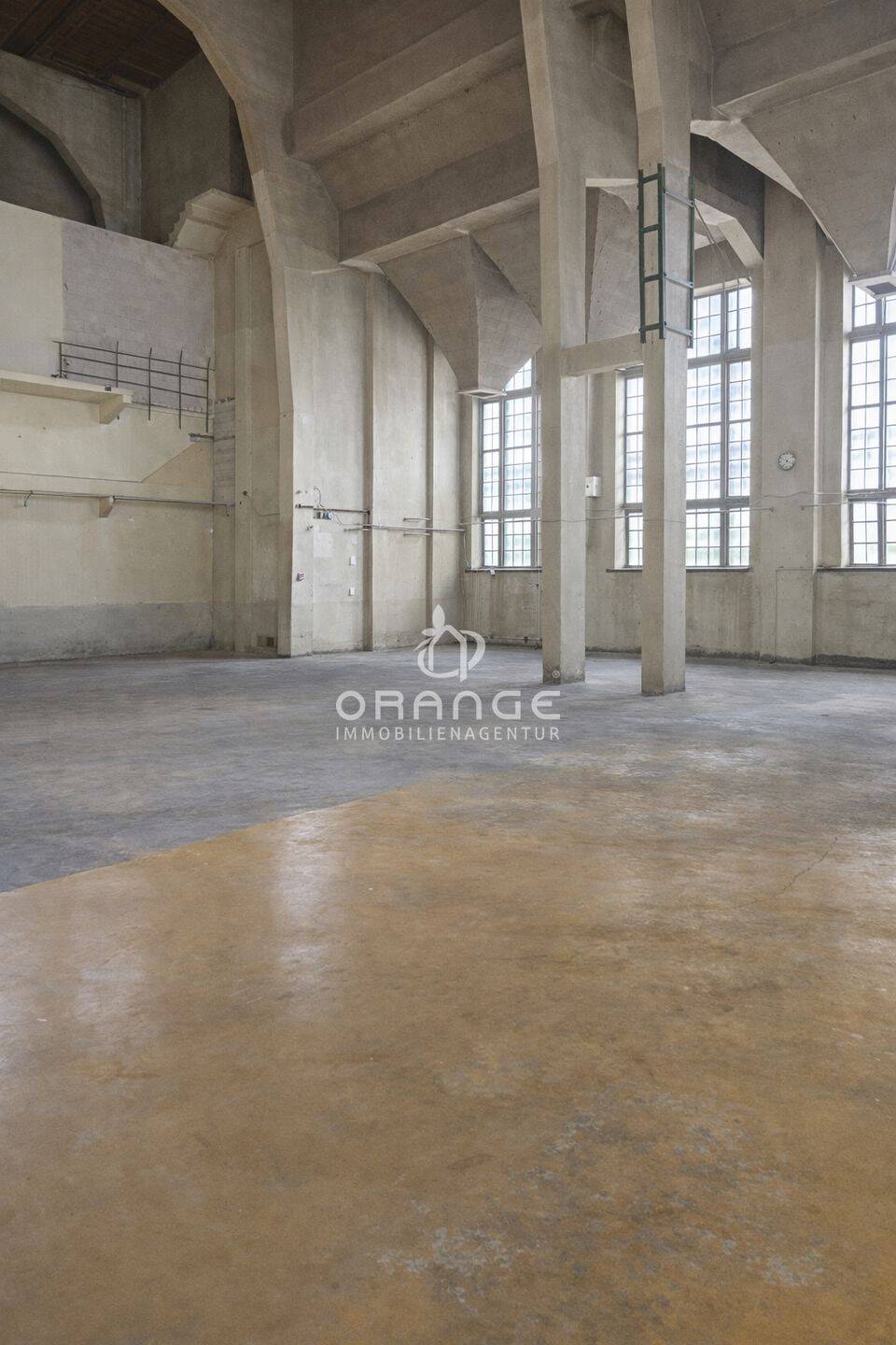 Thumbnail-***13m hohe Halle mit kernsanierter Bürofläche - Regensburg Osten***