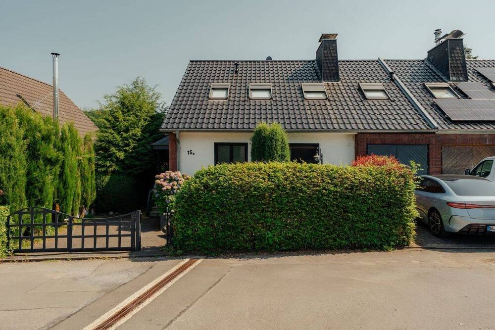 Thumbnail-Doppelhaushälfte mit drei separaten Wohneinheiten im Grünen