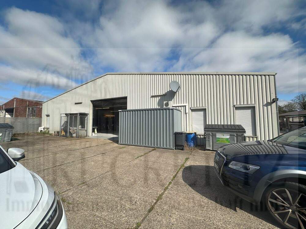 Thumbnail-Gewerbehalle mit Parkplätzen